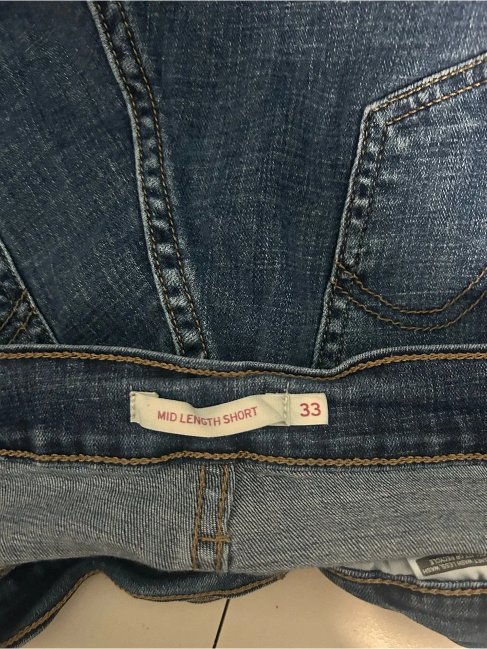 Levi’s Mid Length Denim Shorts Women’s 33 Dark Wash Cuffed - Picture 3 of 6